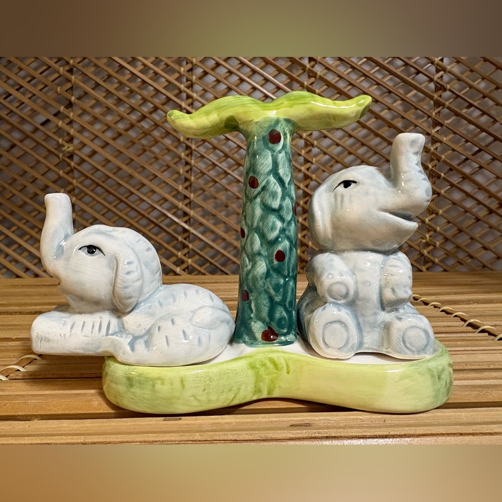 🌸3 For $30🌸Ceramic Elephant Salt And Pepper Shaker with Palm Tree